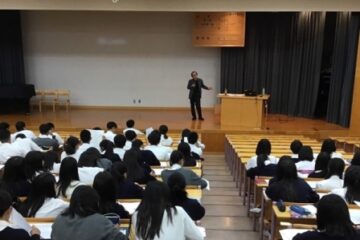 高3アカデミックリテラシーで明学大の先生による講義「教養原論」を行いました＜第2回＞