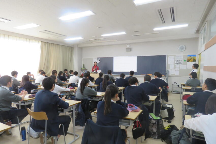 生徒に話をする卒業生(OB・OG講演会にて)