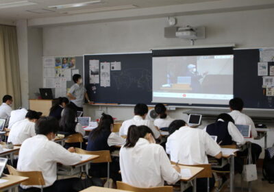 チャペルで行われている講演会を各教室で聞きました。改めて明治学院の歴史に触れる時間となりました。