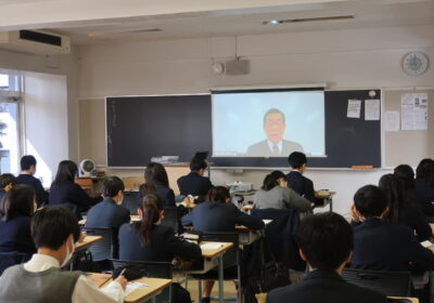 中学は各教室で<br>特別礼拝を守りました