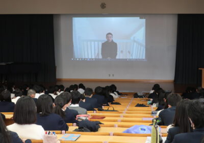 高2は講堂に集まって<br>講演会を聞きました