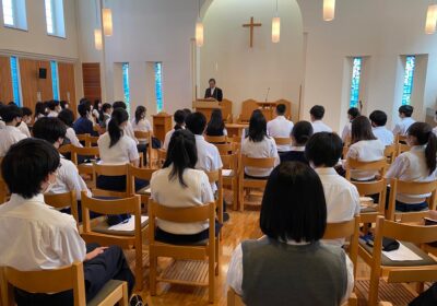 教会が初めての生徒も多く、牧師先生のお話を興味深く真剣に聞いていました