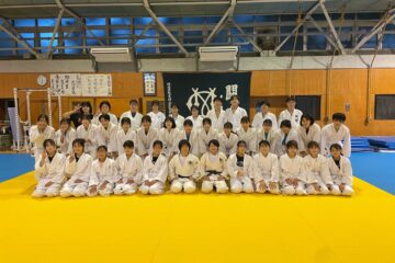 中学高校柔道部　北京オリンピック代表佐藤愛子先生が練習に参加してくださいました
