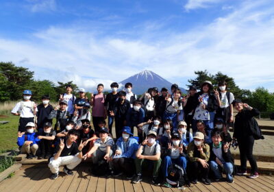 富士山をバックに記念撮影
